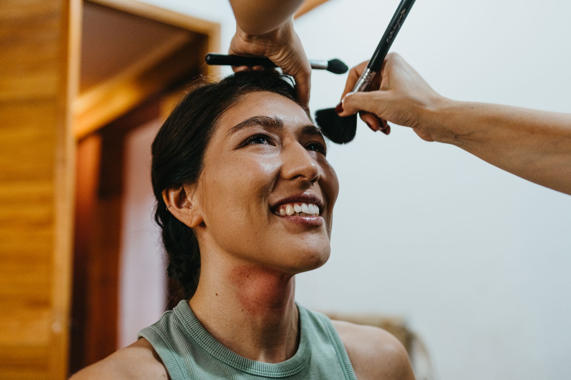 A láthatatlan smink titka: Hogyan érd el a professzionális „no-makeup” hatást a legújabb fényvisszaverő technikákkal?